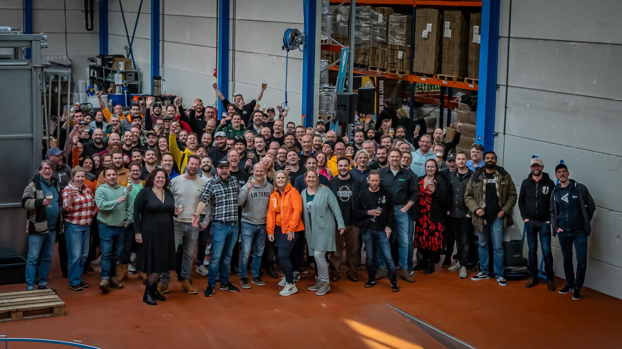 Grote groep met bierbrouwers die samenkomen bij Lighttown in Eindhoven voor het brouwen van Viva la Vida, een bier waarvoor de opbrengst ten goede komt voor onderzoek naar ALS