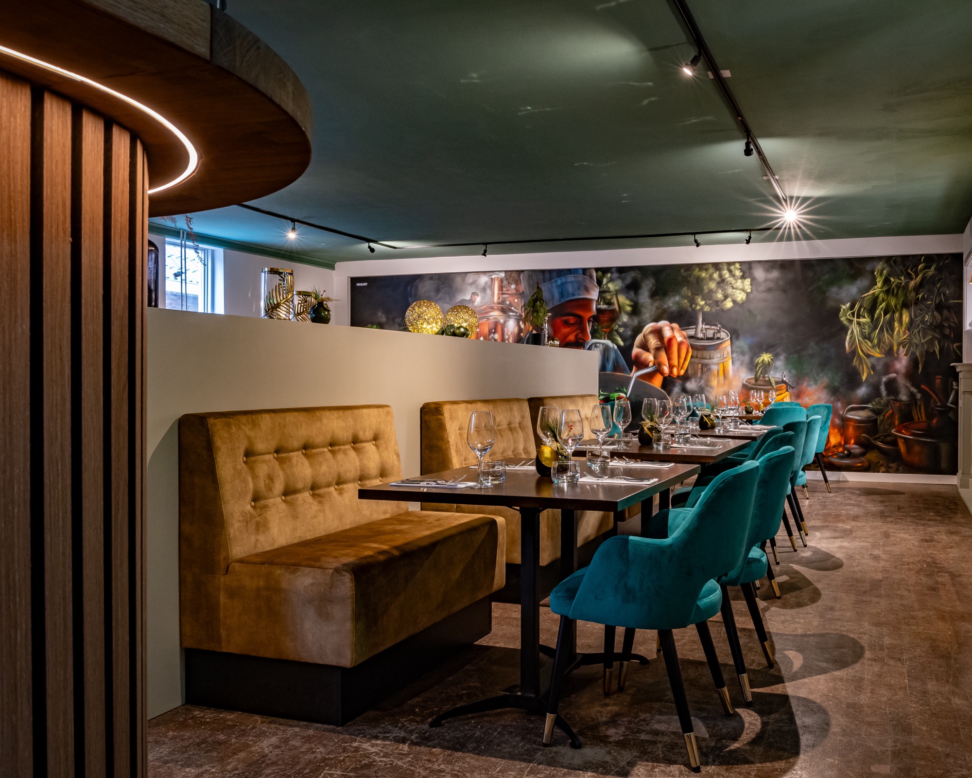 sfeervolle foto van moderne restaurantsetting met fraaie muurschildering en gedekte tafels