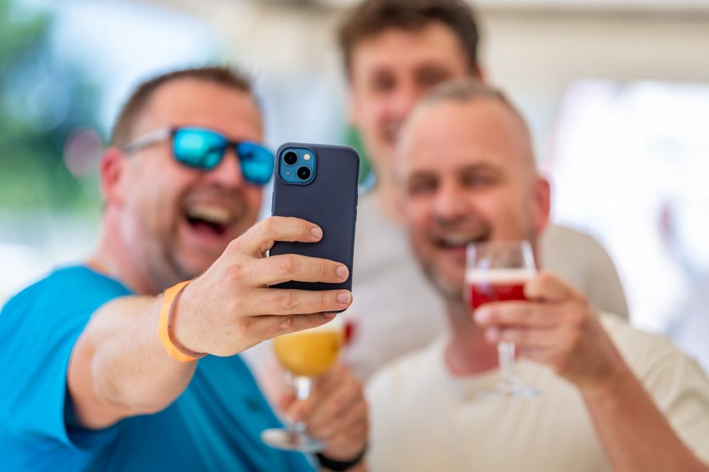 foto van fotograferende mensen tijdens Bronckhorster Bier Festival