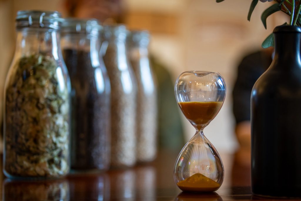 iconisch beeld voor Het Bierkwartier. Zandloper die in het logo terugkomt met op de achtergrond de basis-ingrediënten van bier. Onderdeel van de beeldbank.
