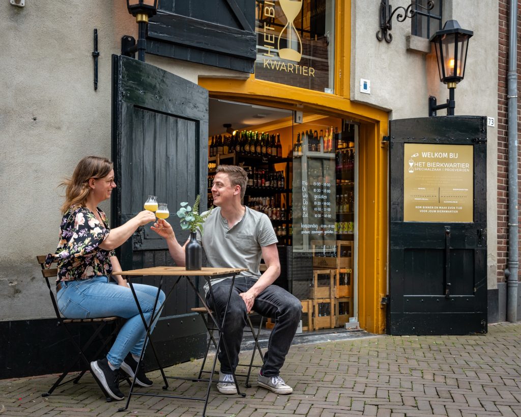 proostende ondernemers Wessel en Dafne voor hun speciaalzaak Het Bierkwartier te Doetinchem