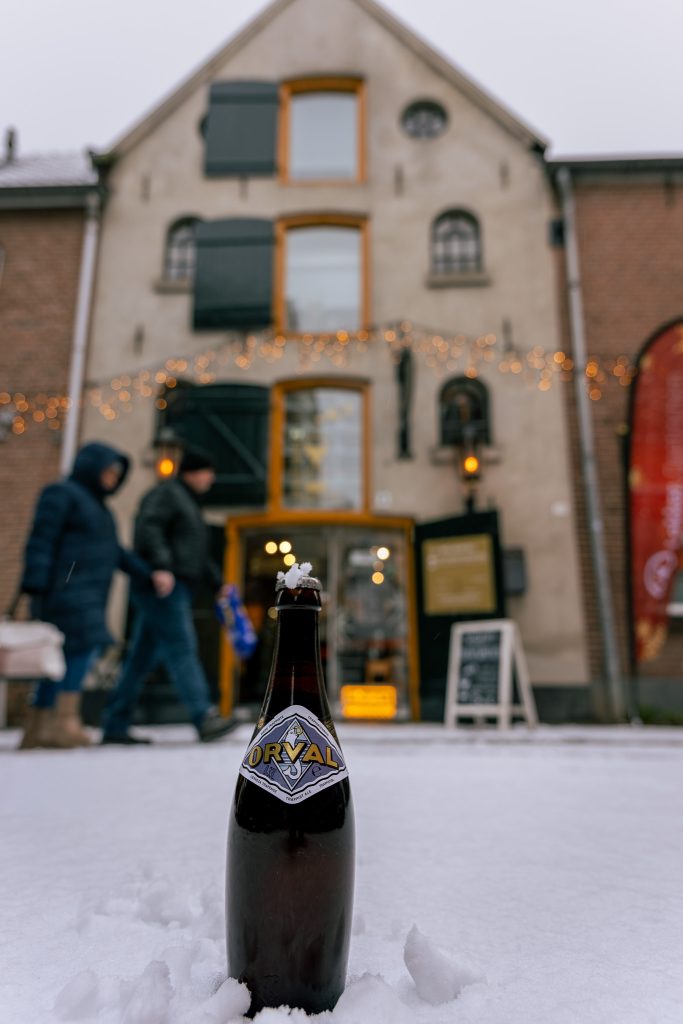 iconisch Orval bier in de sneeuw voor sfeervol verlichte speciaalzaak Het Bierkwartier