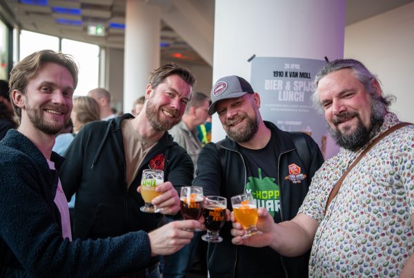 Bezoekers genieten van de sfeer tijdens Van Moll Fest Winteredition 2026