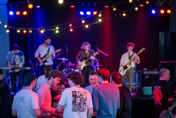 Publiek in een feestelijke festivalsetting bij Van Moll Fest Winteredition 2026