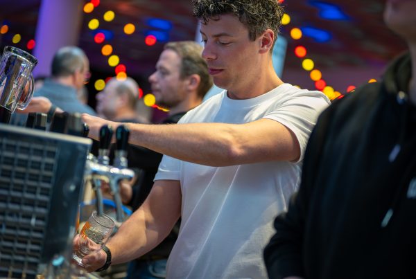 Speciaalbier wordt geserveerd tijdens Van Moll Fest Winteredition 2026.