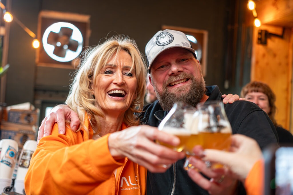Natasja Froger en Ferry Wijnhoven proosten samen op het behaalde resultaat