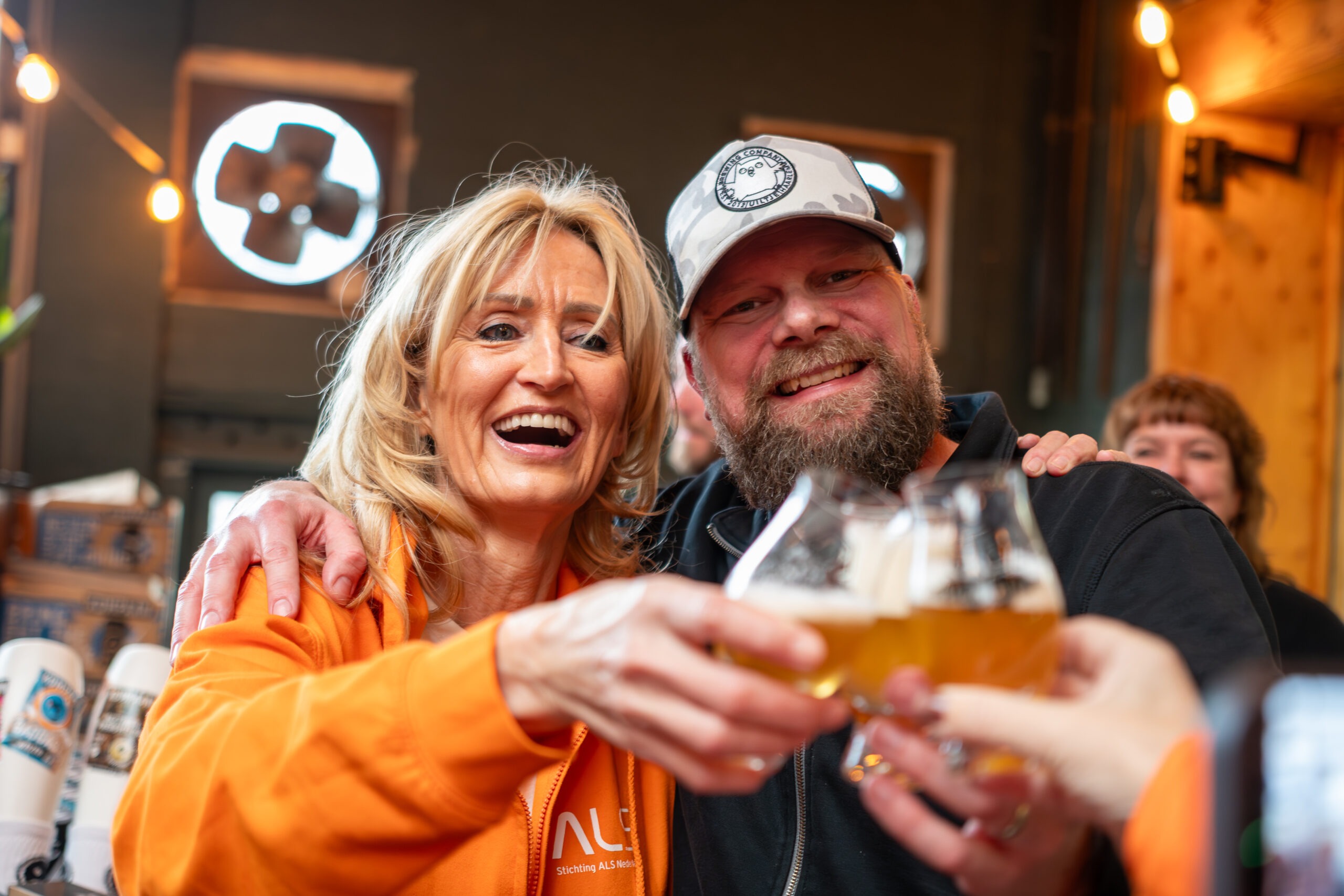 Natasja Froger en Ferry Wijnhoven proosten samen op het behaalde resultaat