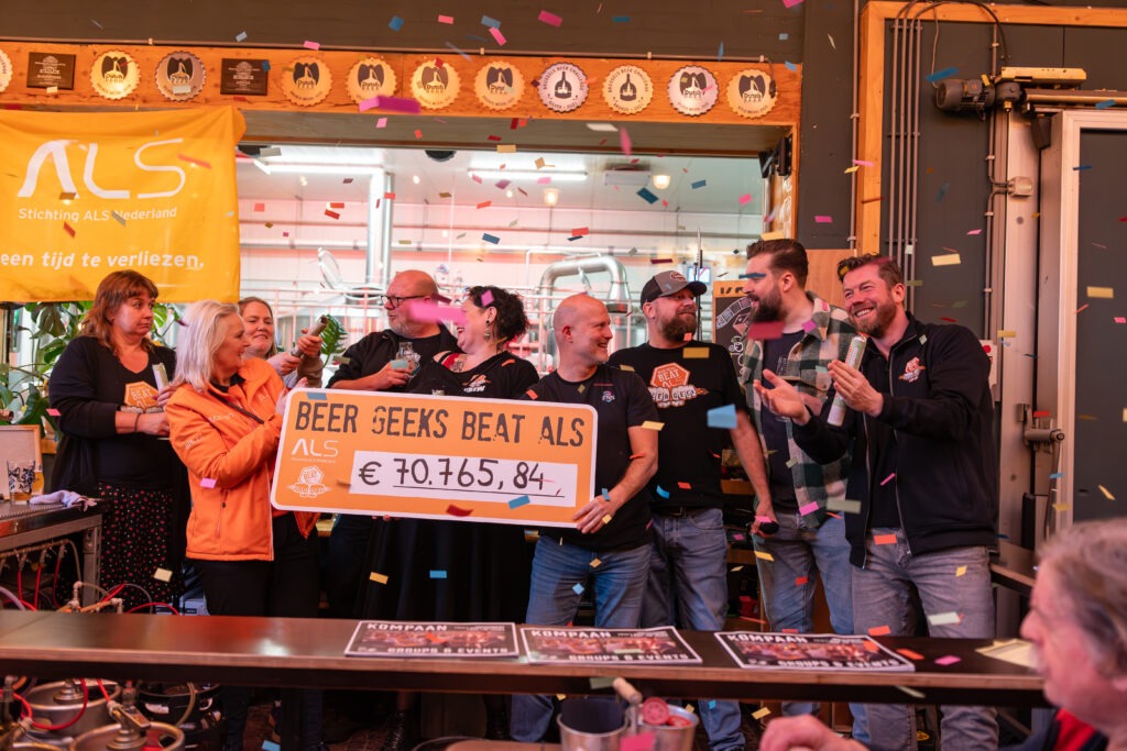 sfeerfoto tijdens Beer Geeks beat ALS - onthulling opgehaalde geldbedrag