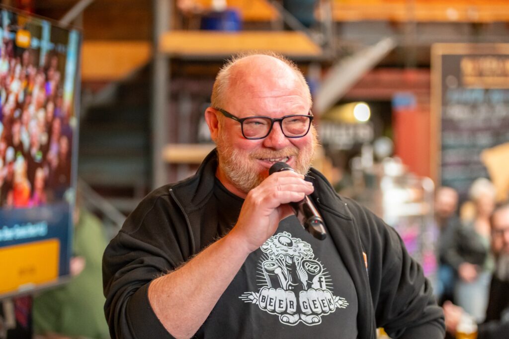 Rick Kempen als veilingmeester in actie tijdens Beer Geeks beat ALS releaseparty